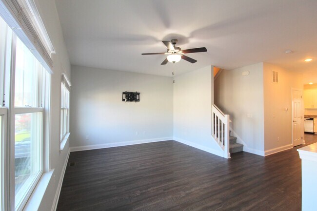 Building Photo - Spacious 3–4 Bedroom Townhome in Prime Loc...