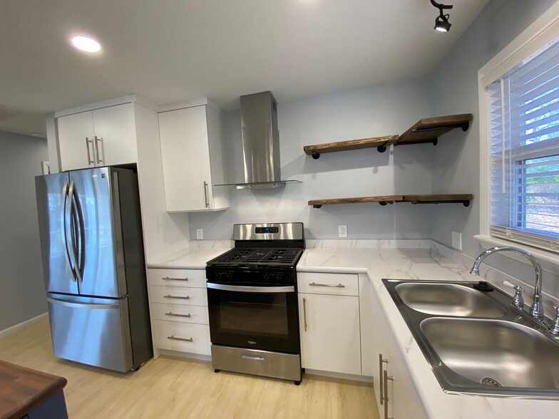 Building Photo - 1218 N Lewis Ave