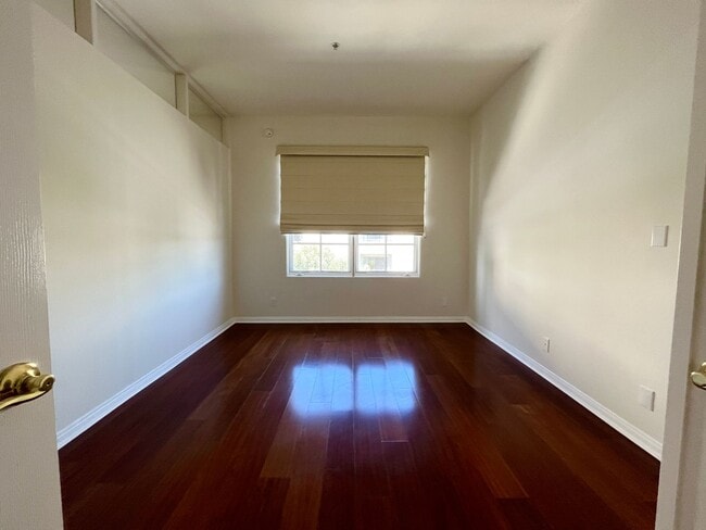 Building Photo - High vaulted ceilings open floor plan cond...