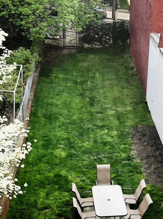 Building Photo - 3 bed 1 bath - beautiful Southside flats home, central air, in unit laundry, udpated