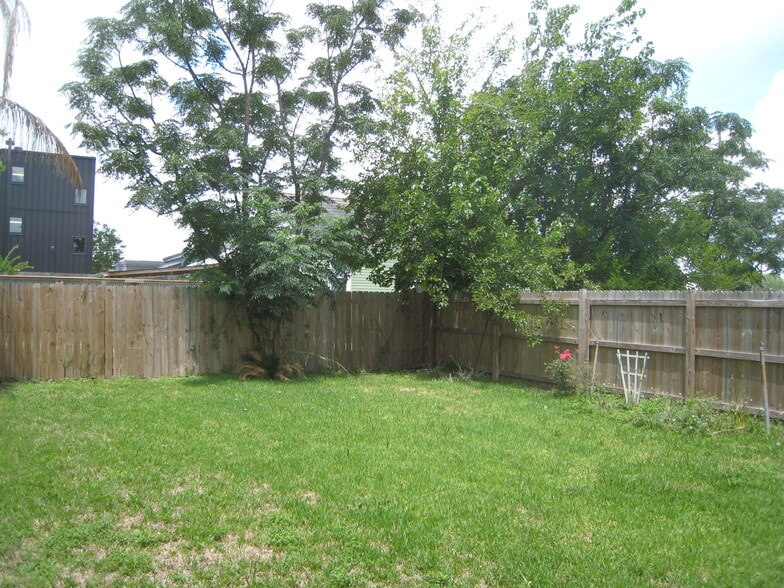 big back yard for pets - 2528 Jena St