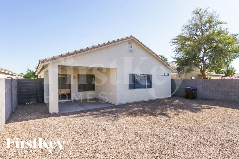 Building Photo - 930 E Nardini St