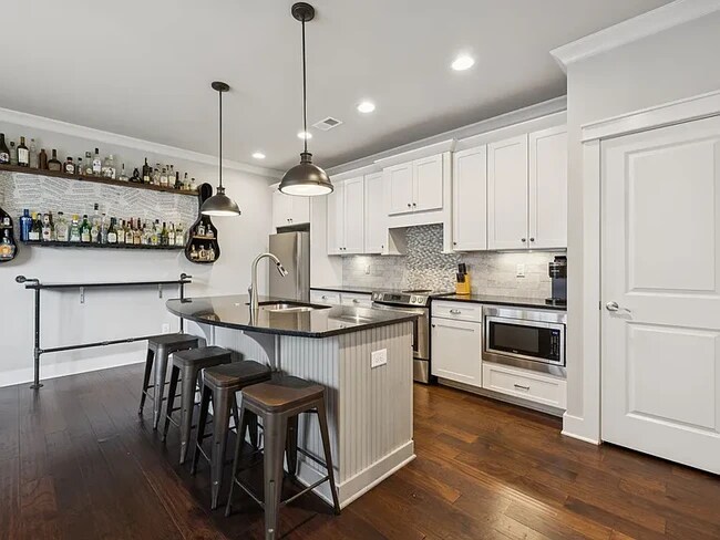 Building Photo - 1722 14th Ave S