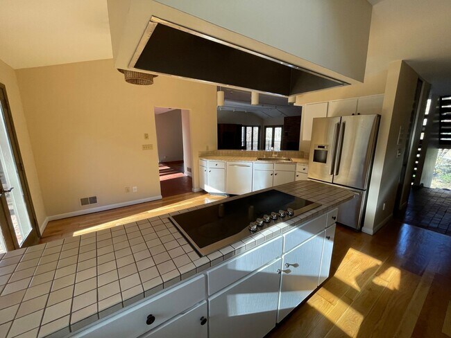 Building Photo - Glenview Hills HUGE 3 Bedroom 2.5 Bath Hom...