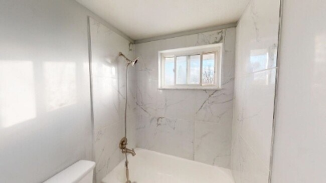 Building Photo - 4-Bedroom Split-Level Updated Home with Garage, Deck, and Large Backyard