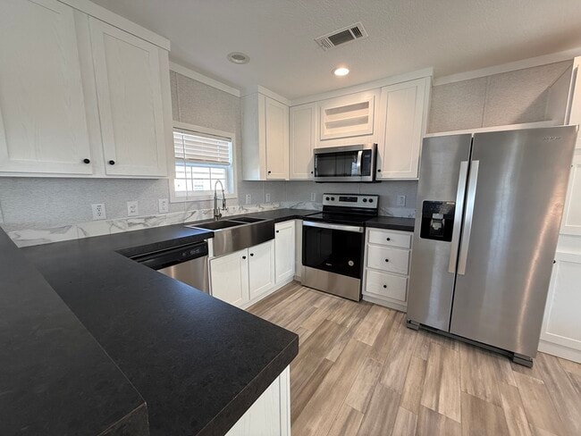 Building Photo - 6607 Lakewood Dr