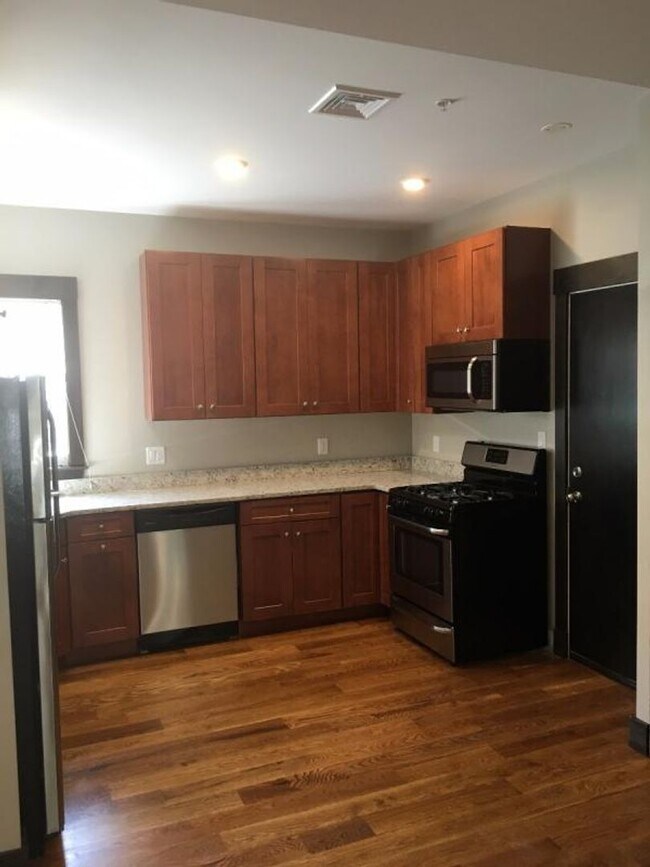 Building Photo - 4 bed in JP