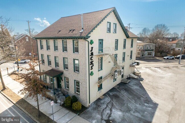Building Photo - 990 E High St