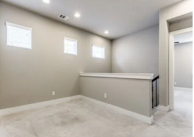 Building Photo - Townhome For Rent