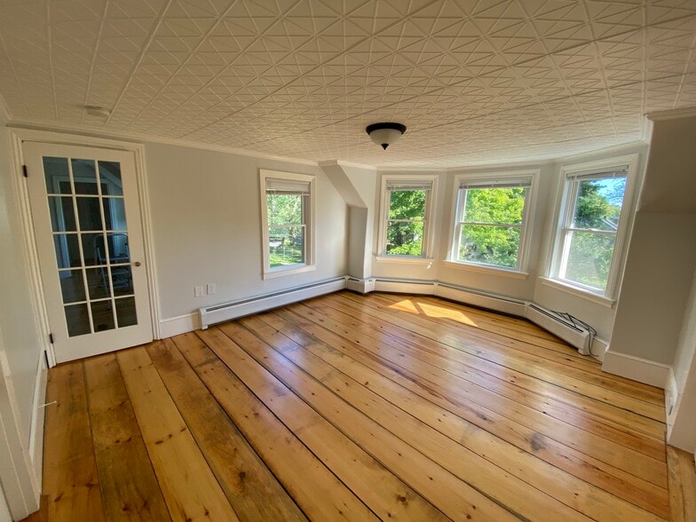 living room - 223 Pearl St
