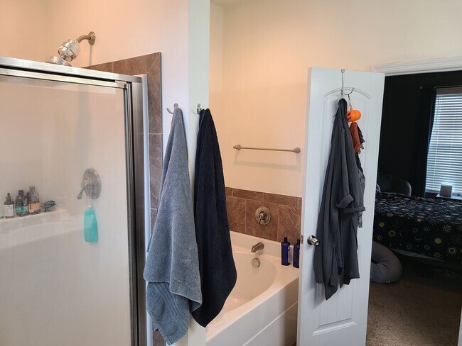 Building Photo - 4 Bed, 2.5 Bath located in The Village in Folkstone Community - Holly Ridge