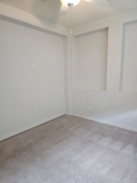 Building Photo - 15092 W Portland St