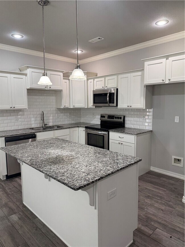 Building Photo - 1001 Tulip St