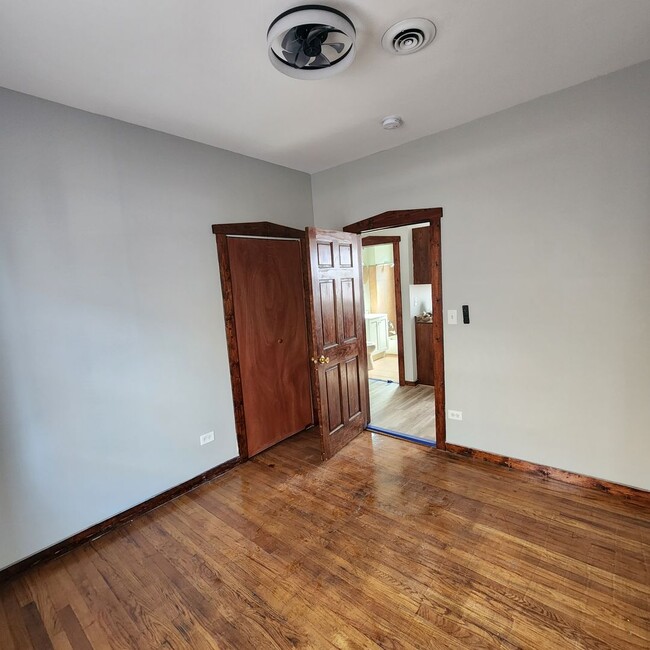 Building Photo - Move In Specials! Spacious 3 Bedroom, 2 Fu...