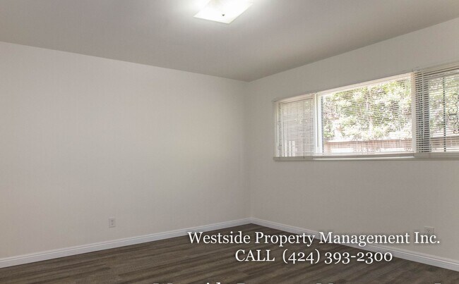 Building Photo - 145 N La Peer Dr