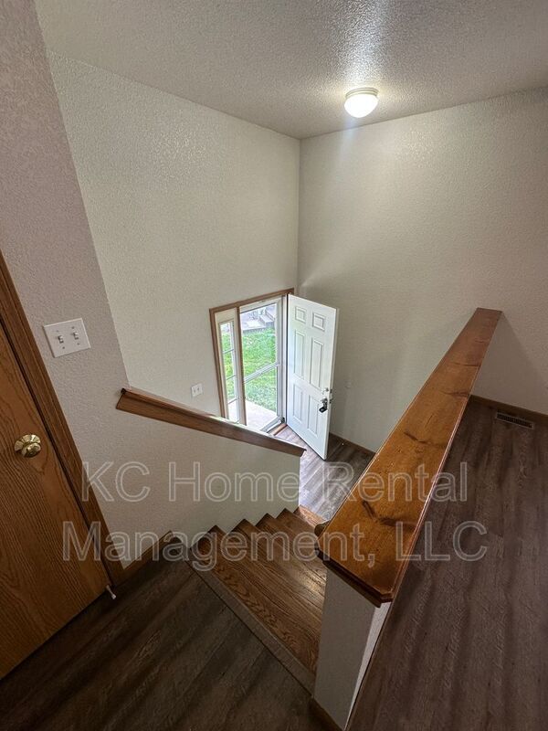 Building Photo - 709 SE Drew Ct