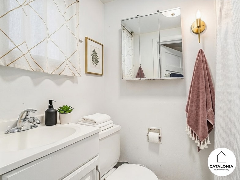 2 of 2 full bathrooms. - 2025 8th Ave