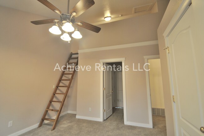 Building Photo - Charming End-Unit Townhome | Prime Location Near Parks, Shops & Dining