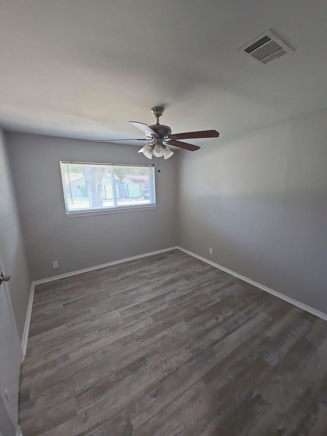 Building Photo - 202 Linda Ln