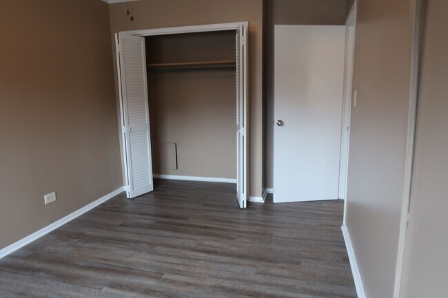 Building Photo - Very spacious condo on Lake Avenue! Lake Terrace #4 3bed/1bath $1650 per month includes assigned ...