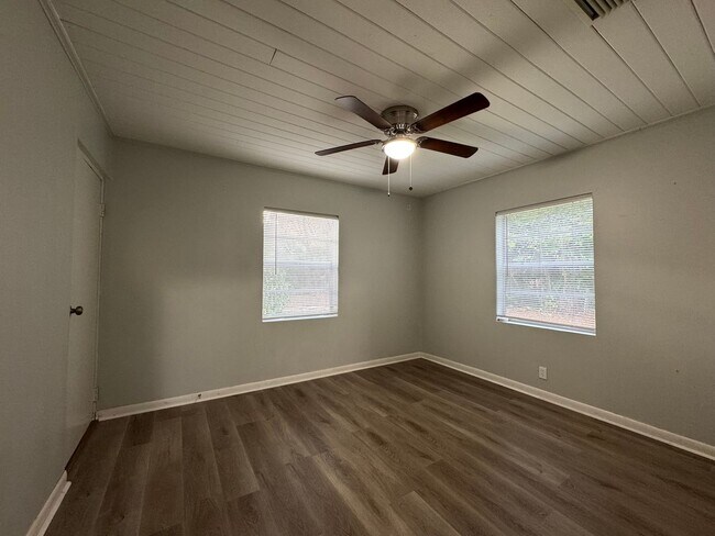Building Photo - Coming Soon! 3 BR/2BA | Newly Renovated Single Family Home | Large Covered Back Patio| In Valrico!