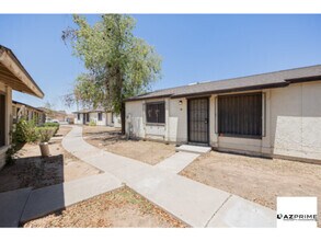 Building Photo - Discover Comfort in This Charming 2/1 Phoe...