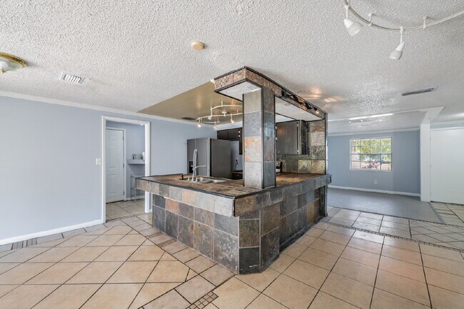 Building Photo - 16001 Saddlestring Dr