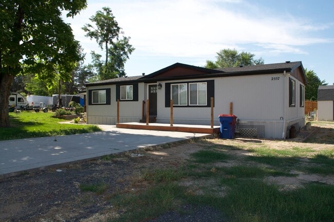 Building Photo - 2557 E Beacon Light Rd