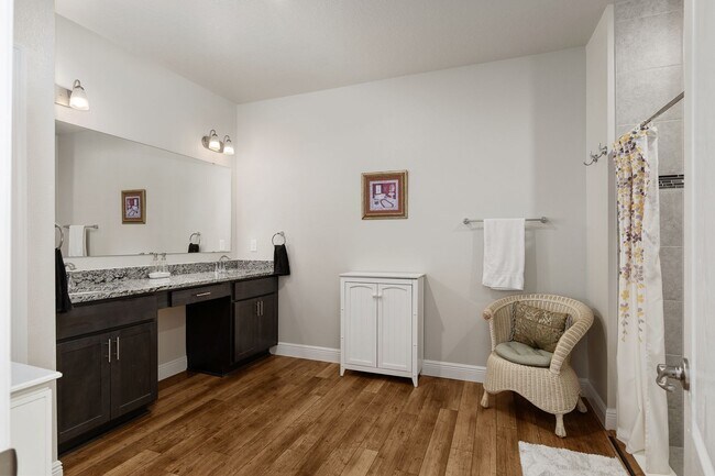 Building Photo - 3 BED 2 BATH in Newberry with Den Space