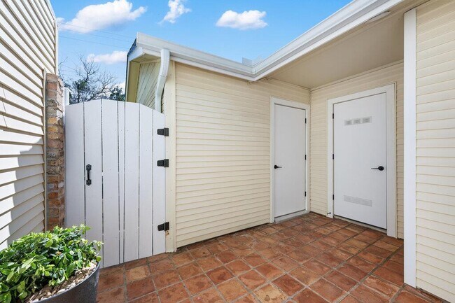 Building Photo - 7201 Chimney Corners