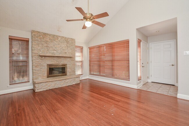 Building Photo - 13859 Hollowgreen Dr
