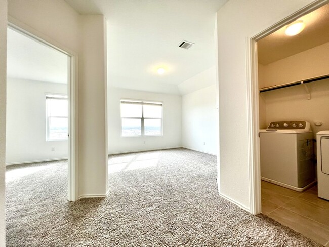 Building Photo - Beautiful 3 beds 2.5 baths in Lago Vista