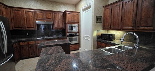 Building Photo - 1001 Llano Trce