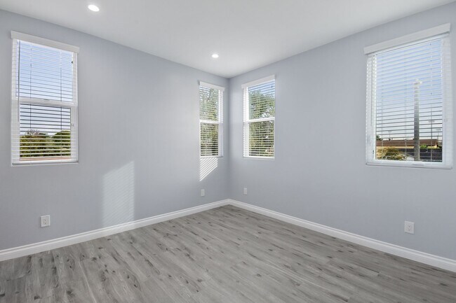 Building Photo - 513 S Oak St