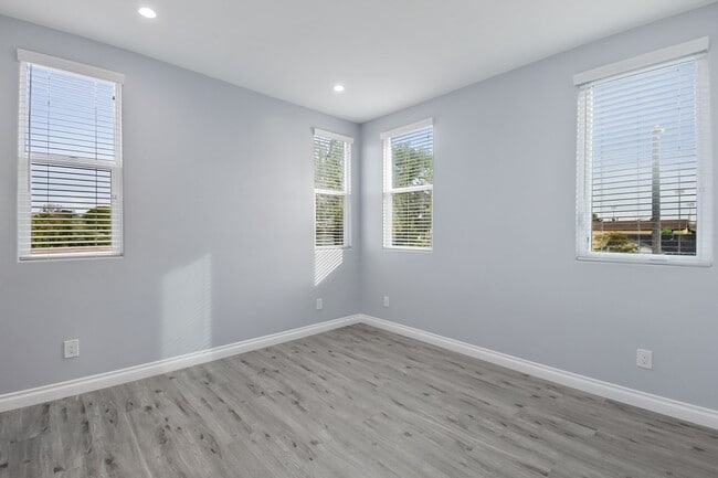 Building Photo - Beautiful Newer construction near LAX and Beaches