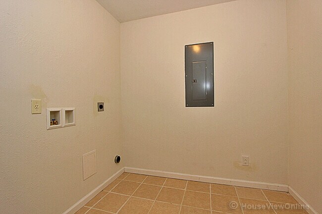 Building Photo - 2 Bedroom Triplex in Cape