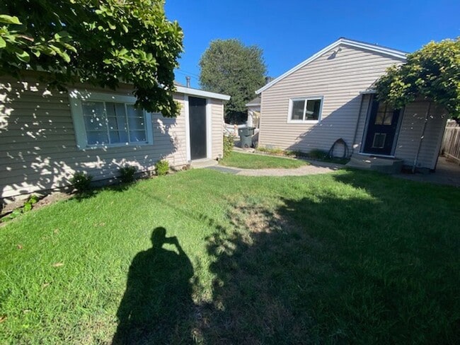 Building Photo - Maple Park LARGE 2 BR/ 2BA with 2 Car Garage & Large Fenced Yard