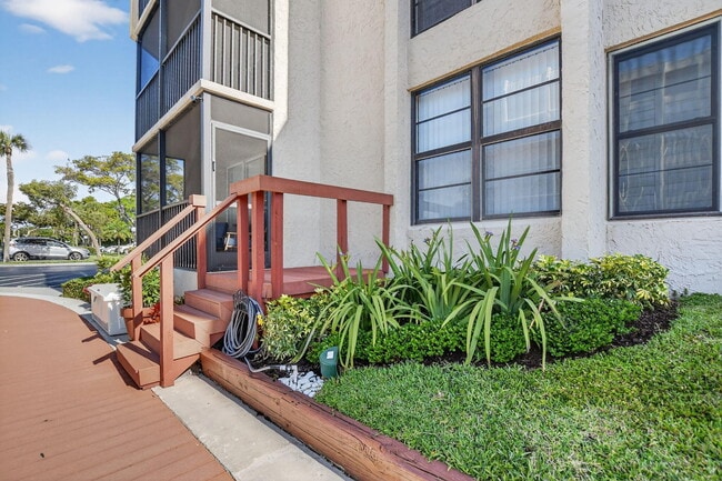 Building Photo - 8 Royal Palm Way