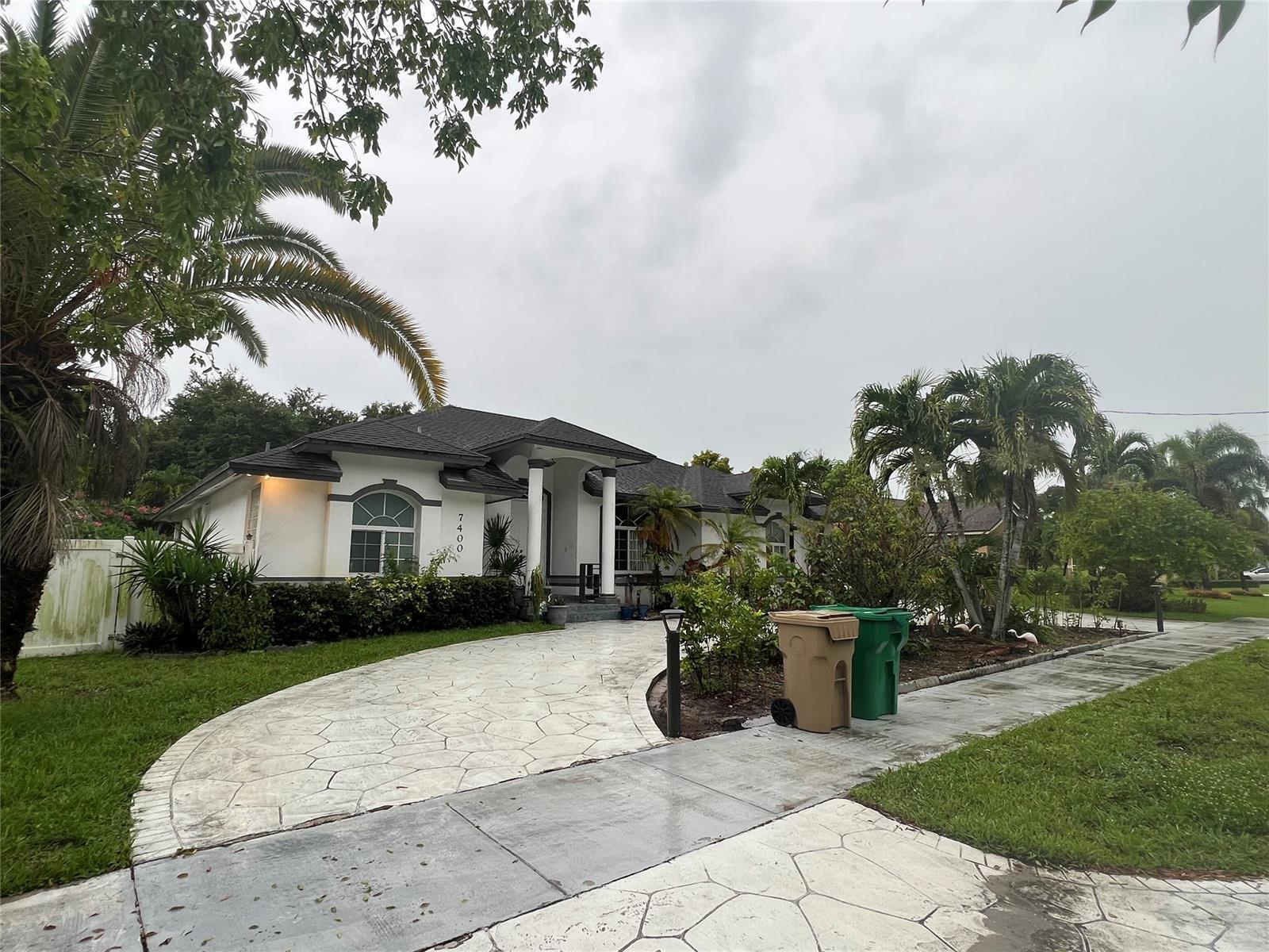 Building Photo - 7400 SW 37th Ct