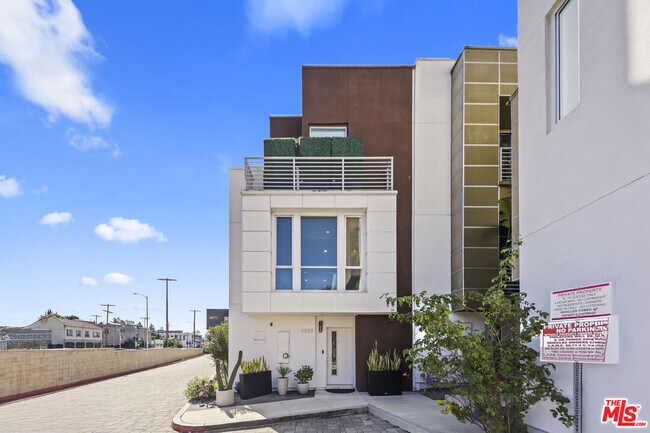 Building Photo - 2201 Polyscope Pl