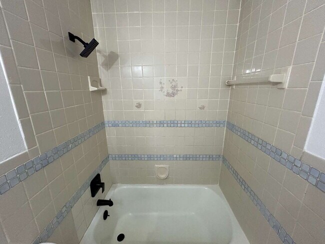 Building Photo - "Cozy 1-Bed Retreat in St. Pete's Heart – Your Perfect 285 Sq Ft Haven Awaits!"