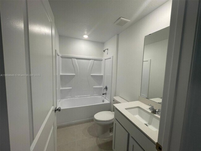 Building Photo - 1543 Jessica Blvd