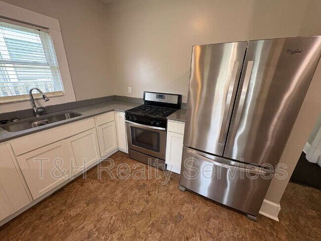 Building Photo - 1624 Yandes St