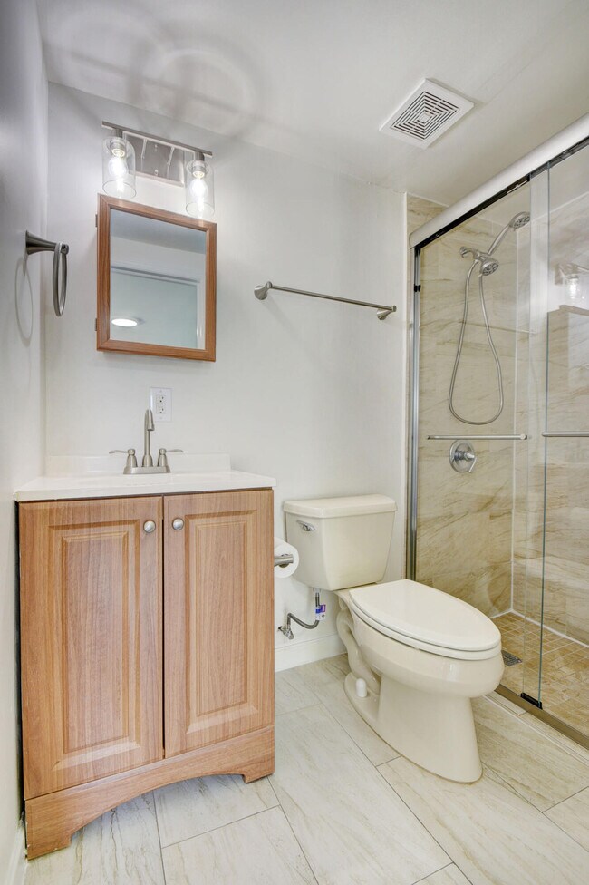 Building Photo - 1749 15th Ave N