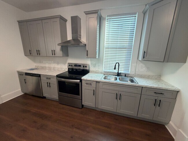 Building Photo - 835 Sunset Ave