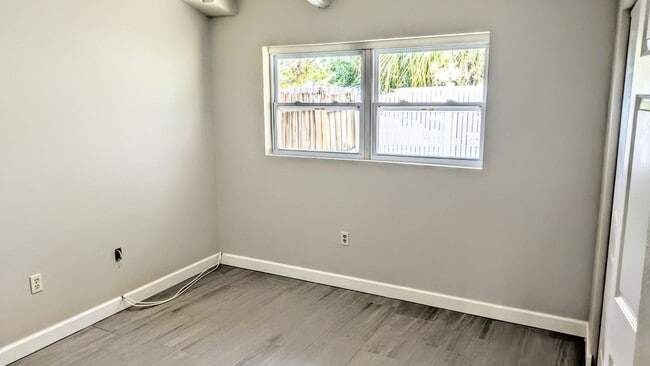 Building Photo - Annual Unfurnished 2/1 Condo in Downtown Sarasota