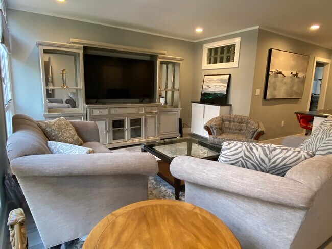 Building Photo - 7 Hughes Pl