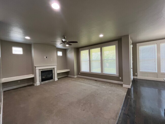 Building Photo - 5373 N Mitchum Ave