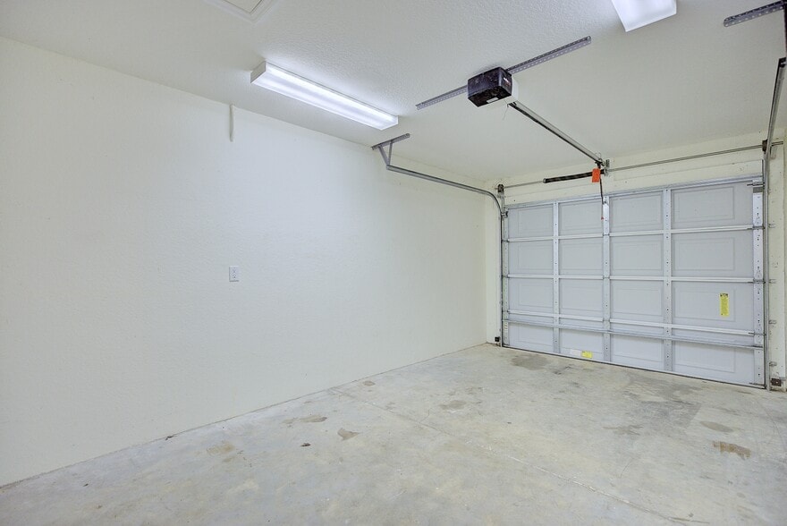 Building Photo - 221 Beech Way NW