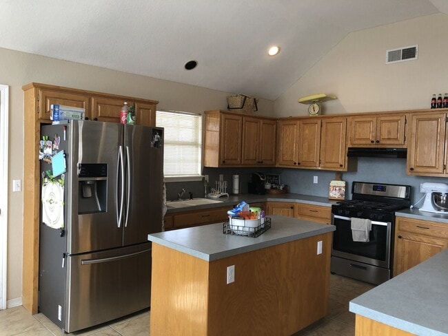 Building Photo - 3 Bedroom Plus Office in Stone Mill! Great open floor plan, huge kitchen!